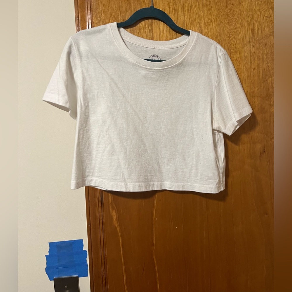Cropped Urban Outfitters solid tshirt